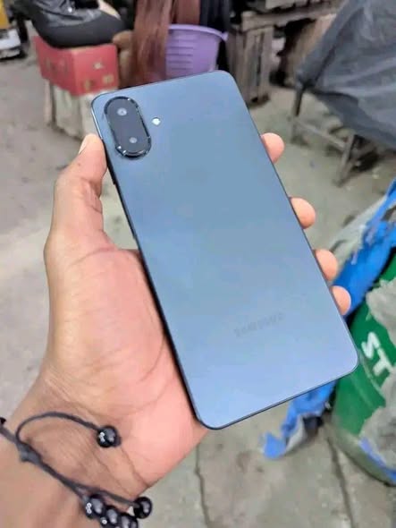 A picture of Samsung a07 gb128 ram6 imenyooka sio ya mkopo una reset