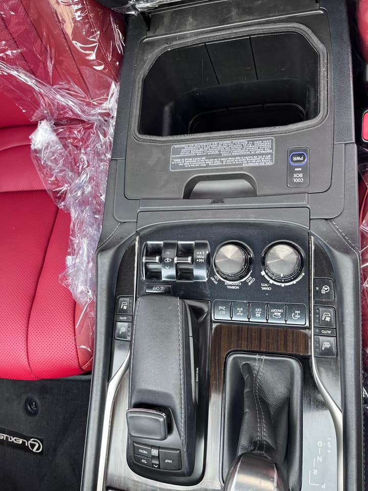 A picture of  QUICK DISTRESS sales Lexus LX 570 premium with red