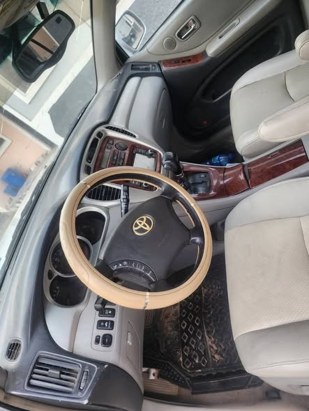 A picture of Super distress Toyota Highlander 2006 model Engine and gear is