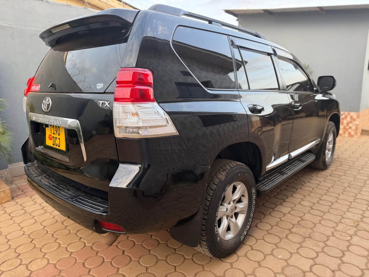 A picture of TOYOTA LANDCRUISER PRADO TX 150 fore sale