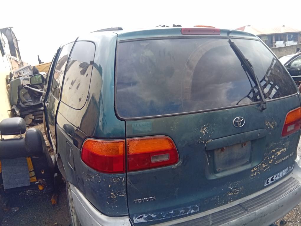 A picture of Toyota Sienna 99model