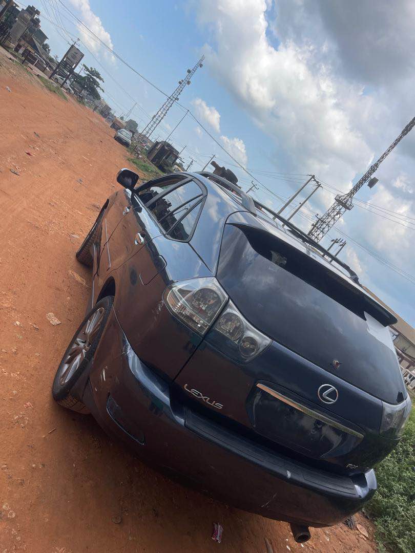 A picture of Lexus rx330 toks standard