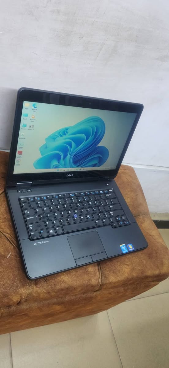 A picture of Dell latitude E5440 Hdd 320Gb Ram 8Gb TOUCH SCREEN processor