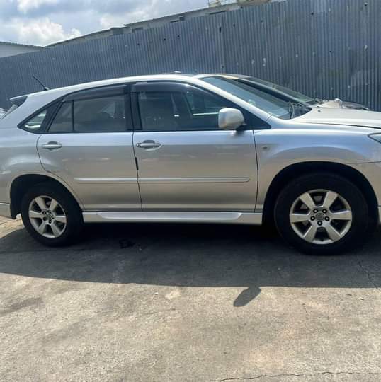 A picture of Toyota harrier 2011model. 0700327795 