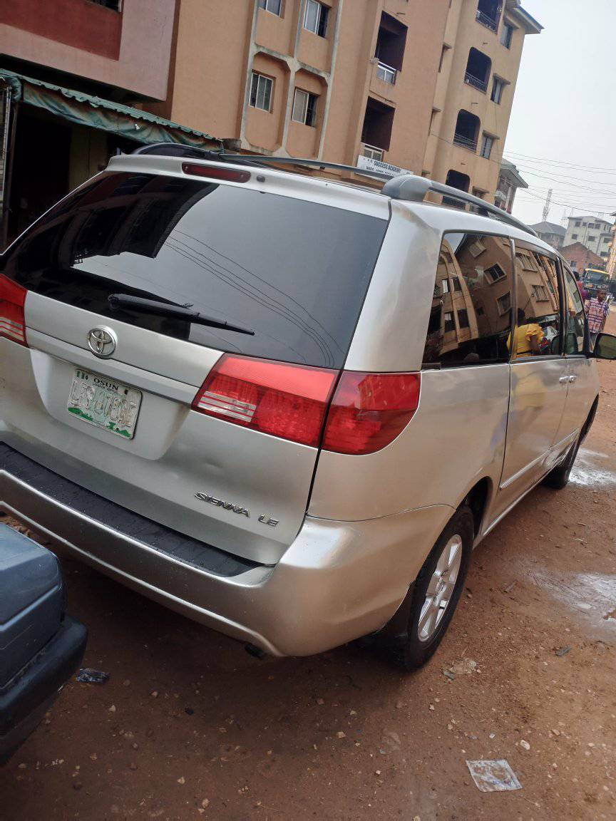 A picture of Toyota sienna