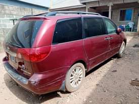 A picture of This Sienna is 2008 XLE The gearbox is bad and