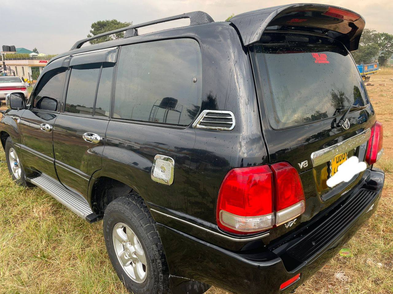 A picture of Toyota landcruiser v8 2008 petrol with sunroof glass 60millions Negotiate