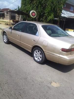 A picture of Toyota Camry Gold colour