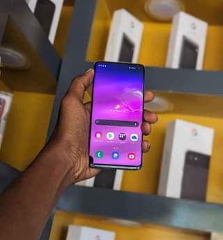 A picture of Samsung galaxy s10 plain