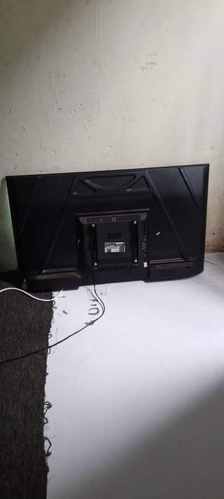 A picture of A 43 inch LG TV with a broken