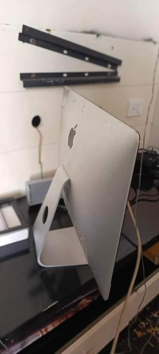 A picture of ondoka na Mac ya mwaka 2013 i5 graphic 1gb nch