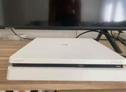 A picture of PS4 SLIM 1TB internal Bei ni 280 000 