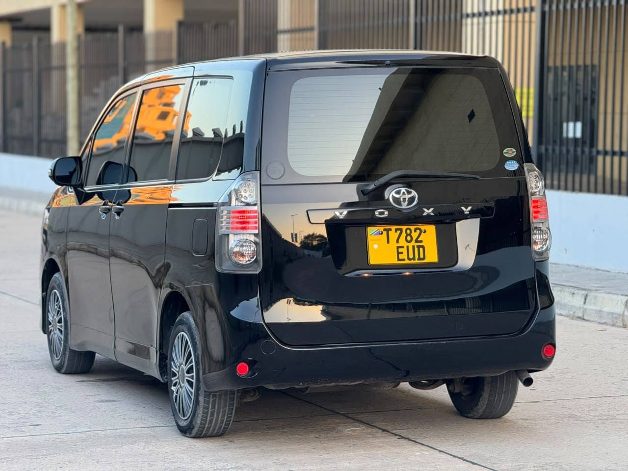 A picture of TOYOTA NOAH