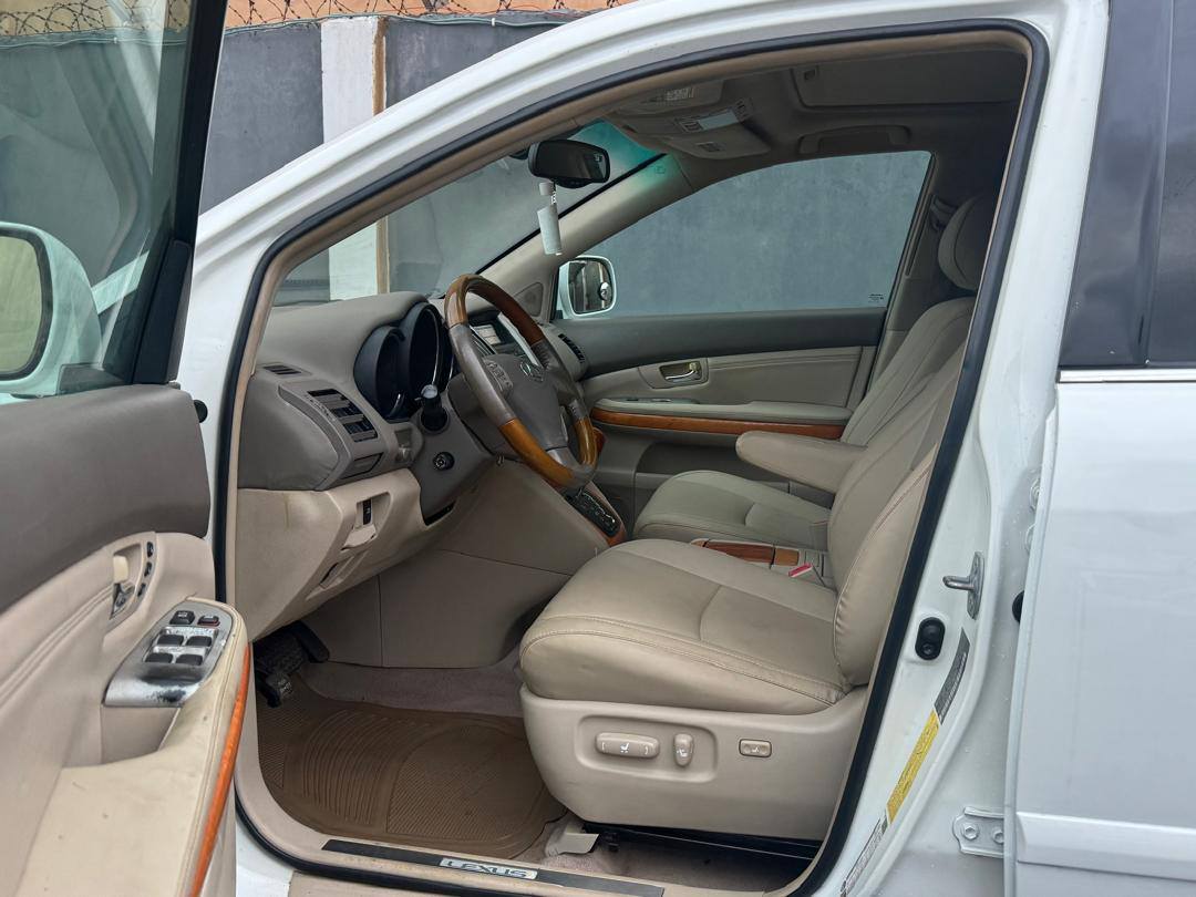 A picture of Brand Lexus RX 350 Color WHITE Year 2007 Mileage 94k