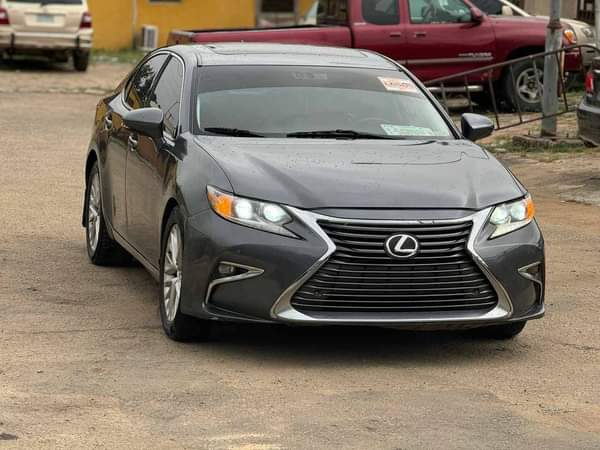 A picture of Exquisite 2014 ES350 full option Park assist n sensors all