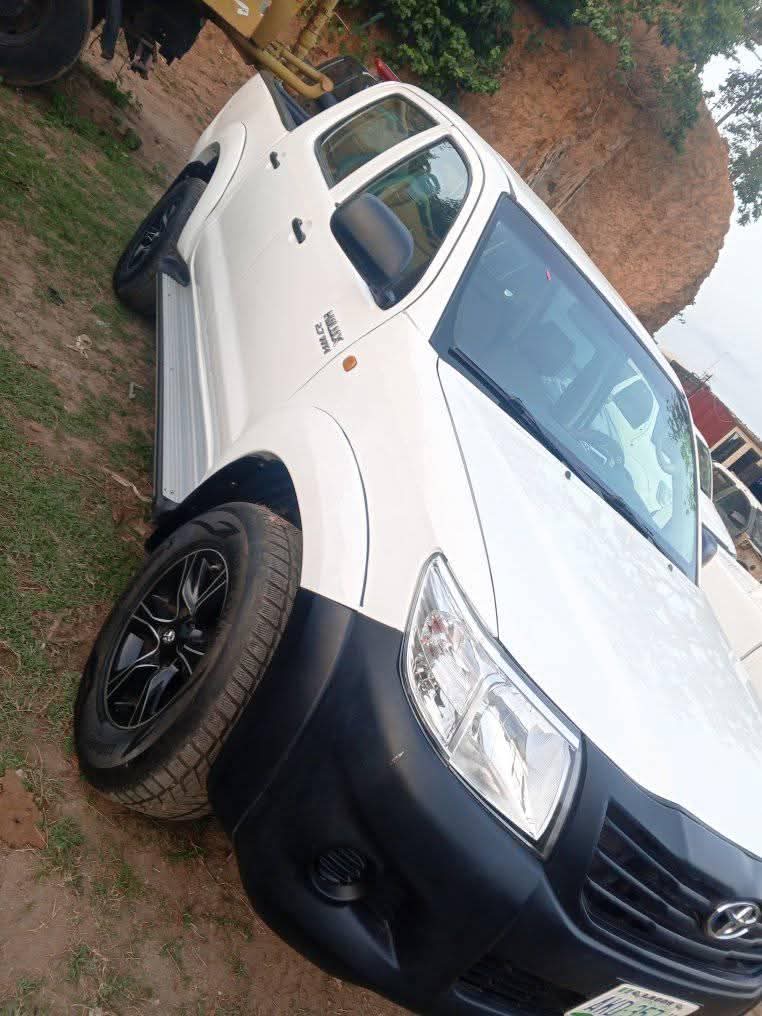 A picture of 2014 Toyota Hilux manual with auxillary elizade
