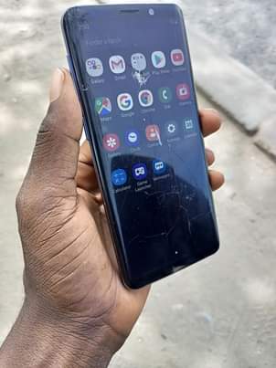 A picture of Samsung s9 creck mbele haina madhara