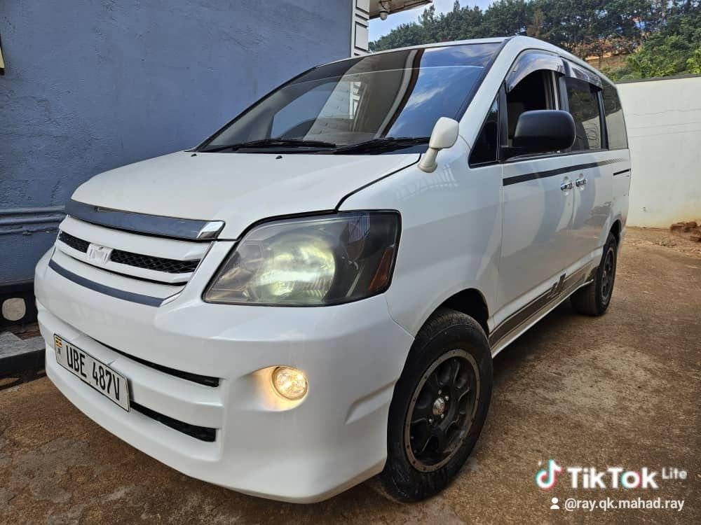 A picture of TOYOTA NOAH