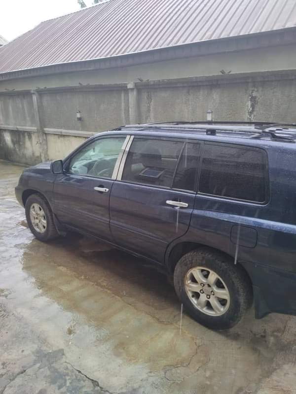 A picture of This is 2003 Toyota highlander 2 rows with everything working