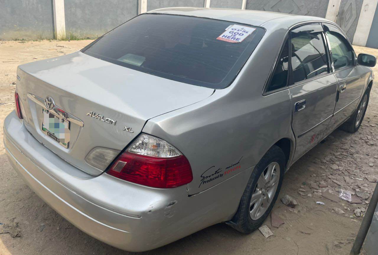 A picture of Toyota Avalon dashboard 2002 engine have noise but drives perfectly