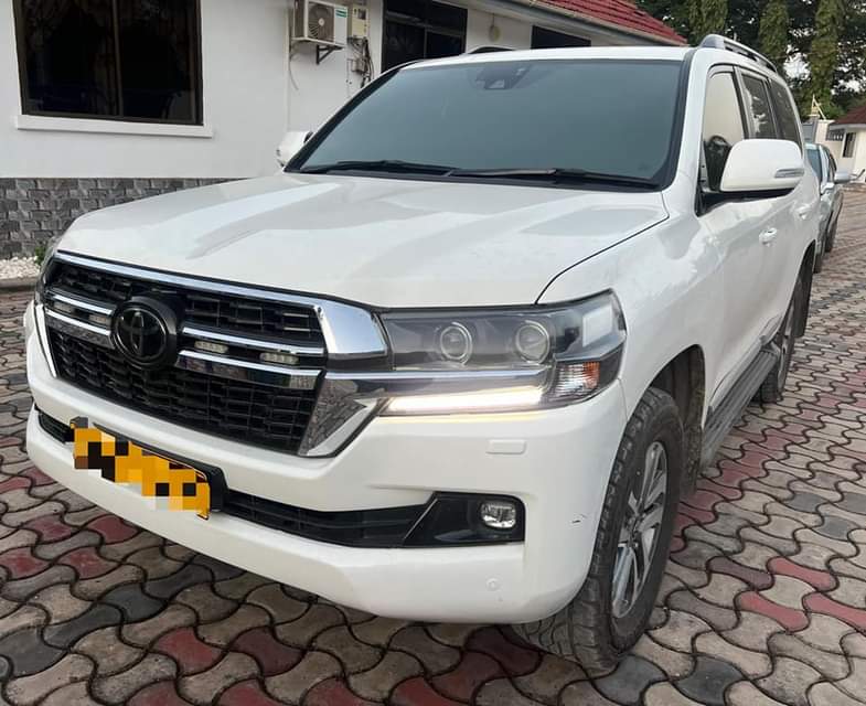 A picture of 2018 LANDCRUISER V8 200 SERIES TSHS 235M