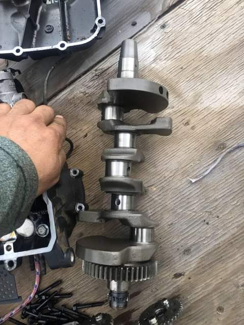 A picture of Mt09 crank shaft and conrod