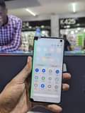 A picture of samsung S10 with green line at 350k call on 0708573469