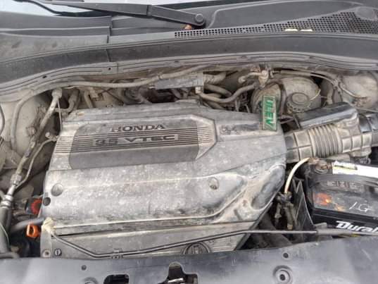 A picture of Honda pilot 2003 registered very clear with painted on first
