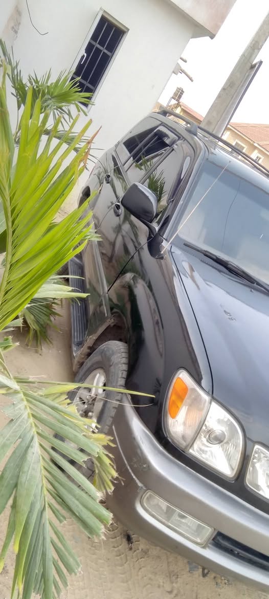 A picture of Toyota lexus 470