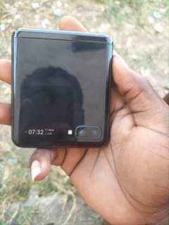 A picture of galaxy z flip
