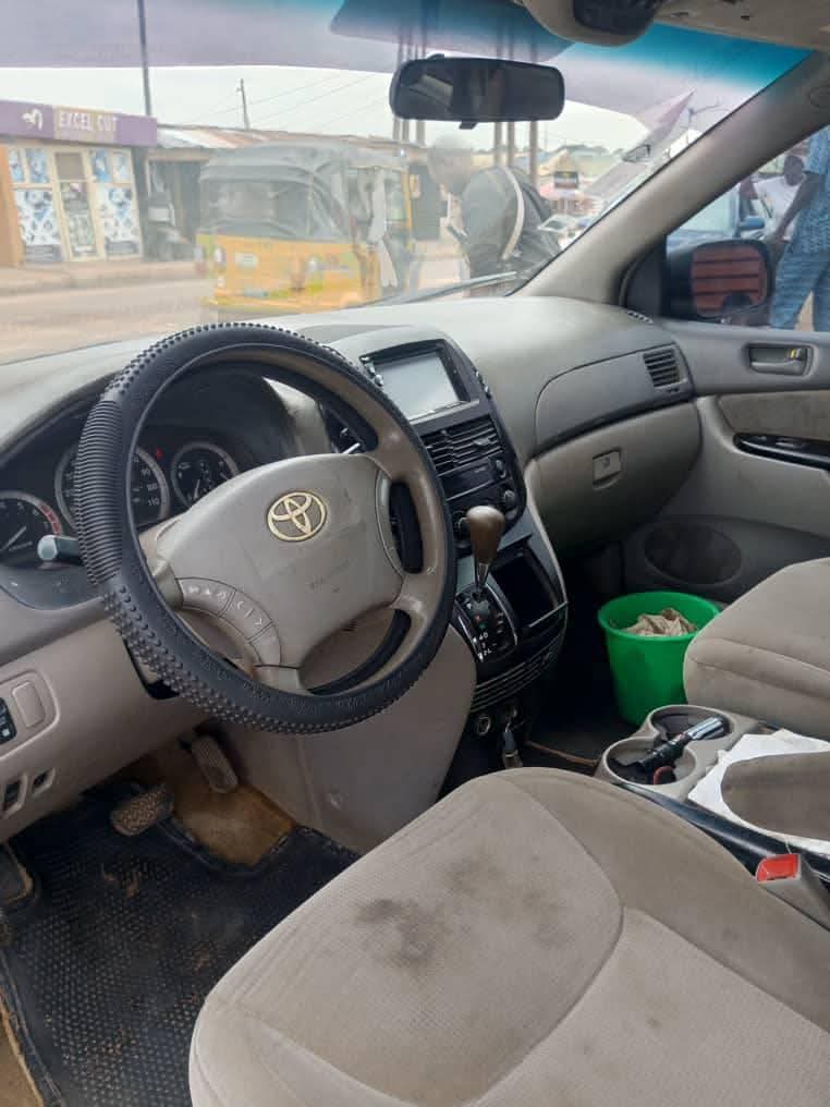 A picture of Toyota sienna 05