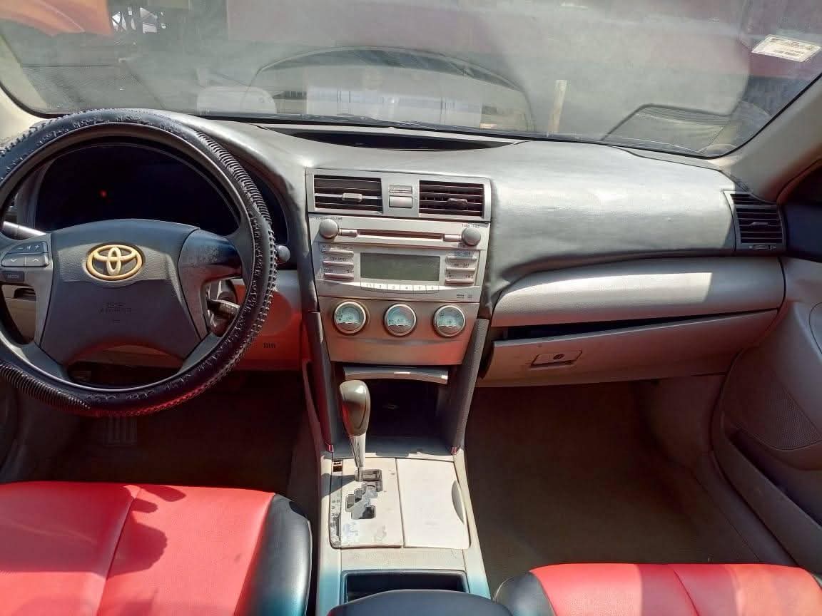 A picture of 2008 Toyota Camry with untampered engine and gear