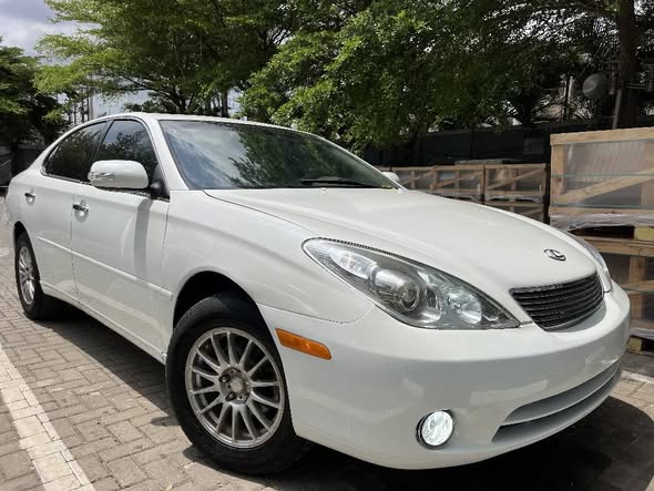 A picture of SUPER CLEAN REGISTERED BUT NOT USED LEXUS ES330