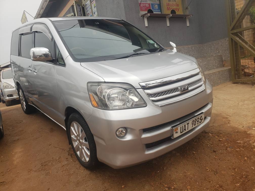 A picture of Toyota noah