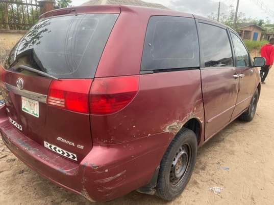 A picture of Toyota sienna is for sale