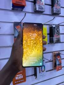 A picture of Samsung S10 plus 5G 256gb storage clean no dot at