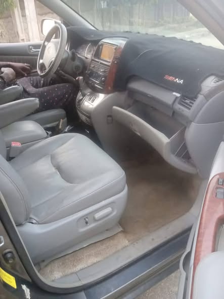 A picture of Toyota Sienna 2006 model