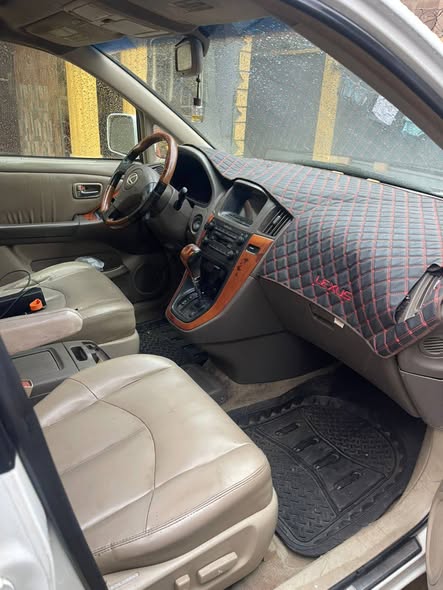 A picture of Lexus RX 300