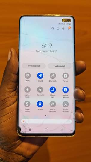 A picture of Cracked Samsung S10 128gb storage 8gb ram 350k slightly negotiable