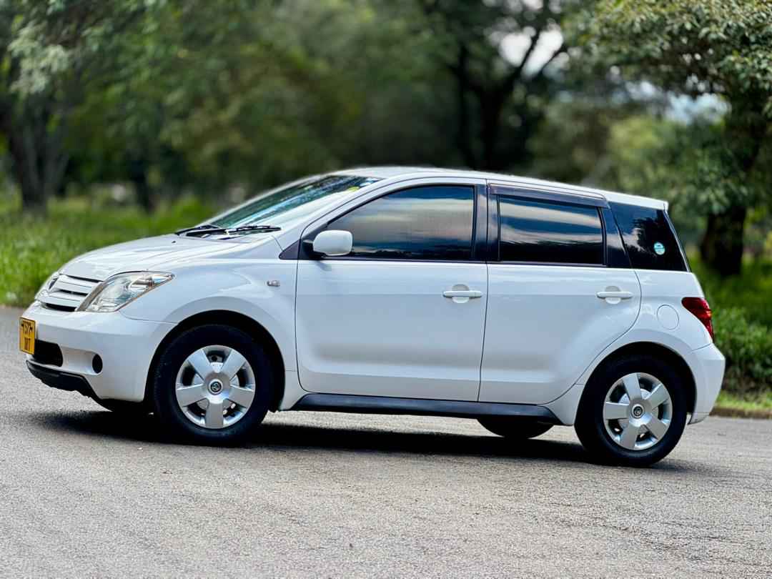 A picture of Toyota I S T 13 500 000