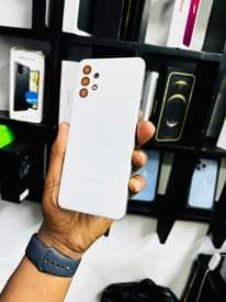A picture of Samsung A32 128GB RAM 4 clean sana nataka 220 000Tzs