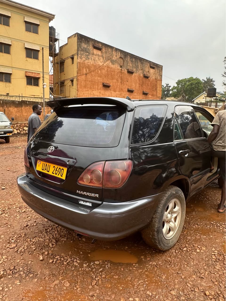 A picture of 2 2cc Toyota harrier 11m