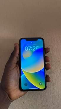 A picture of iPhone XR working perfectly with receipt