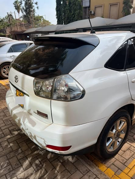 A picture of Toyota harrier 3 0cc