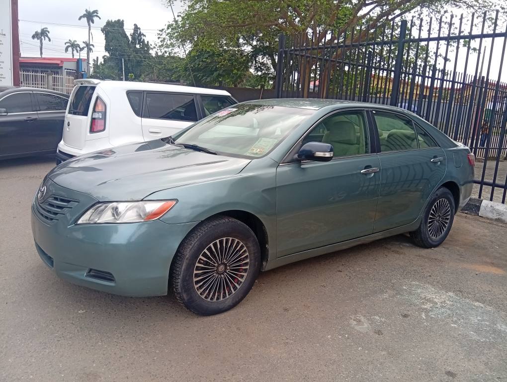 A picture of Toyota Camry 09