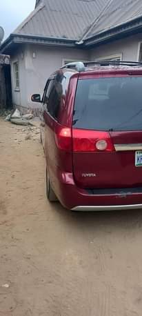 A picture of TOYOTA SIENNA