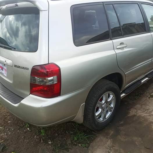 A picture of Toyota Highlander 04
