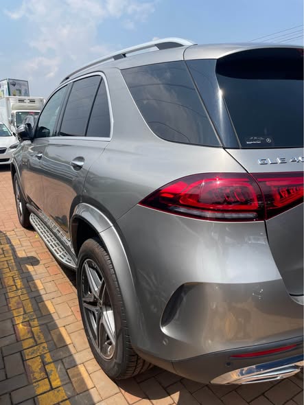 A picture of Mercedes GLE 400d 2020 270M