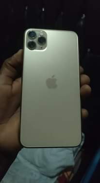 A picture of IPhone 11 pro max mchaw krek na rock tu