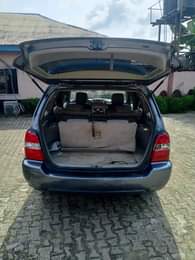 A picture of SUPER CLEAN 2005 MODEL TOYOTA HIGHLANDER FIRST BODY 3 SEATER